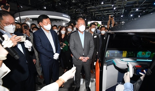 '2021수소모빌리티+쇼'에서 설명을 듣고 있는 정의선 현대차그룹 회장(오른쪽)과 신동빈 롯데그룹 회장(왼쪽)(사진=연합뉴스).