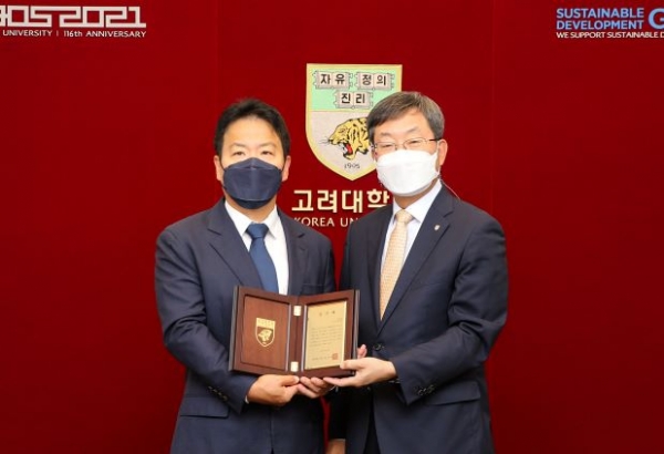 이동섭 일진그룹 총괄사장(좌)과 정진택 고려대학교 총장(우)이 기부식에서 기념촬영을 하고 있다.