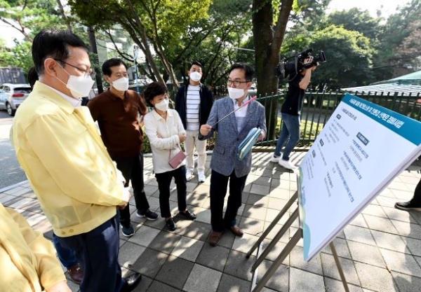 박남춘 인천광역시장(왼쪽)이 9일 미추홀구 수봉공원에서 방역현장 및 수봉공원 일원 명소화(산책로 등) 사업현장을 점검하고 있다.