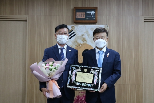 정하영 김포시장(왼쪽)이 광복회로부터 민족정기상을 수여받았다. (광복회 제공)