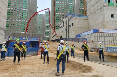 부영그룹이 전라남도 여수시 여수웅천택지지구 5-1, 5-2블록에 짓고 있는 신축 아파트 공사현장에서는 다가오는 추석 연휴를 앞두고 안전사고예방 및 관리에 힘쓰고 있다. 사진은 자체 점검 실시 전 집중 점검 사항과 안전 수칙을 강조하는 모습.