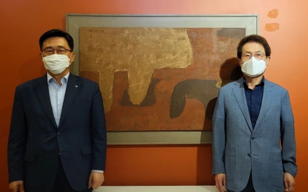 한국농수산식품유통공사 김춘진 사장(좌측), 조희연 서울시교육감(우측)