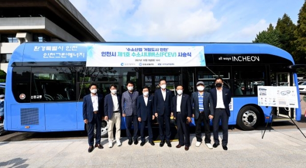 박남춘 인천광역시장이 5일 시청 주차장에서 열린 '인천시 제1호 수소시내버스(FCEV) 시승식'에 앞서 관계자들과 기념촬영을 하고 있다.