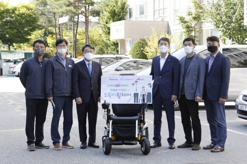 한국교통안전공단과 만도가 지난 30일 강원도 원주시에 거주하는 수혜자 자택을 방문하여 '사랑의 오뚝이 휠체어' 기증식을 가졌다. 한국교통안전공단 이장규 강원본부장(오른쪽 끝에서 세번째), 만도 홍영일 상무(왼쪽 끝에서 세번째)