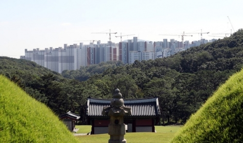 김포 장릉 조망 가린 신축 아파트 단지(사진=연합뉴스)