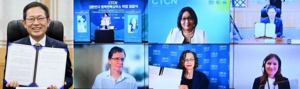 박남춘 인천광역시장이 7일 시청 접견실에서 온라인으로 열린 'CTCN 협력연락사무소 약정 체결식'에서 임혜숙 과학기술정보통신부 장관(왼쪽 위), 잉거 앤더슨(Inger Andersen) 유엔환경계획(UNEP) 사무총장(아래 가운데)과 약정을 체결한 뒤 기념촬영을 하고 있다.