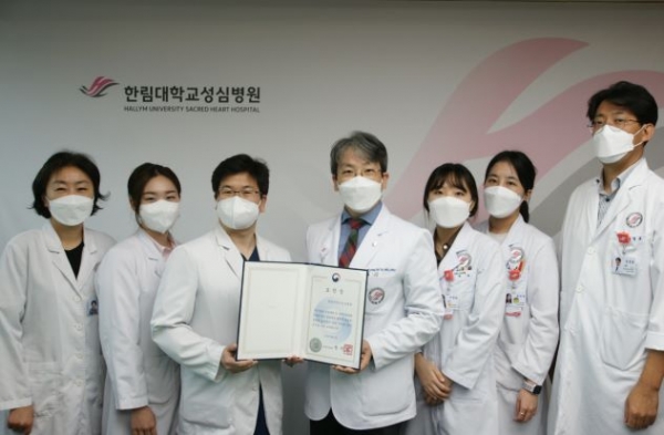 (왼쪽부터) 김은경 사회사업팀장, 오현지 사회복지사, 하상욱 센터장, 유경호 병원장, 이현화 사회복지사, 김민정 사회복지사, 정명훈 부센터장(정신건강의학과 교수)