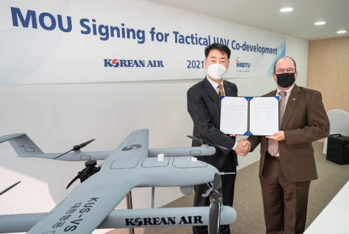 대한항공은 10월 21일 성남 서울공항에서 개최 중인 '2021 서울 국제 항공우주 및 방위산업 전시회 (ADEX 2021)'에서 보잉 인시투(Insitu)사와 전술급 수직이착륙형 무인기 기술 협력을 위한 양해각서(MOU)를 체결했다. 사진은 박정우 대한항공 항공우주사업본부 본부장(왼쪽)과 랜디 로트(Randy Rotte) 보잉사 해외영업 아시아 태평양 총괄 이사(오른쪽)가 기념 사진을 촬영하고 있는 모습