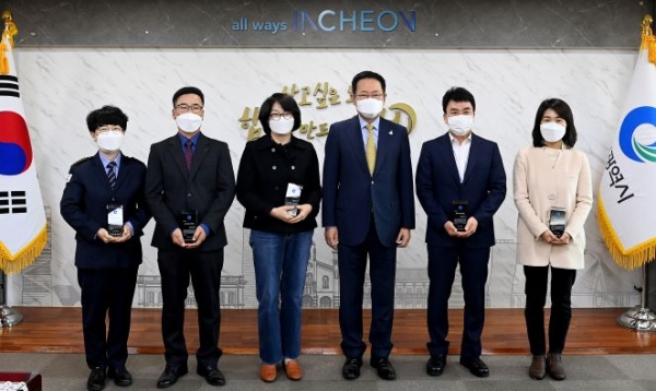 박남춘 인천광역시장이 25일 시청 접견실에서 열린 '제15회 자랑스러운 공무원상 시상식'에서 수상자들과 기념촬영을 하고 있다.