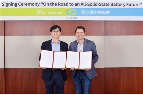 SK이노베이션 솔리드파워 협약식. (왼쪽부터)이성준 환경과학기술원장과 더그 캠벨 CEO.