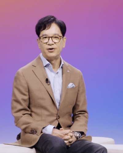 이재현 회장이 임직원들에게 2023 중기비전에 대해 설명하고 있다.(사진=CJ)