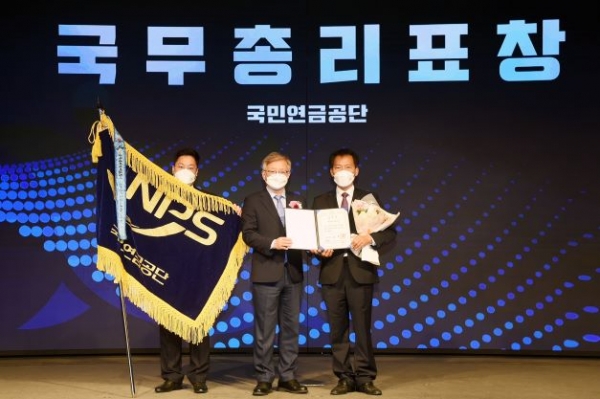 11월 3일 중소기업중앙회에서 열린 '2021년 동반성장주간 기념식'에서 강철 사회적가치부장(오른쪽)이 국무총리 표창을 받고 기념 촬영을 하고 있다.