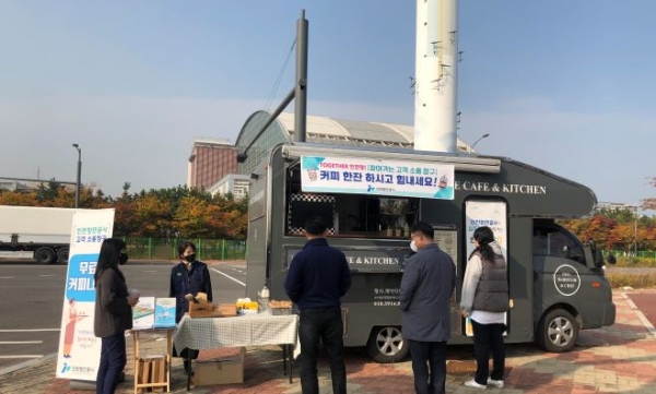 찾아가는 고객 소통창구를 운영하고 있다.(사진제공 = 인천항만공사)