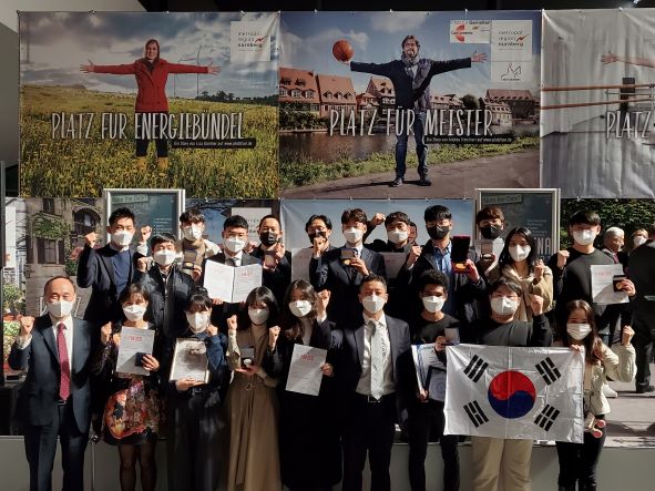 한국발명진흥회 고준호 상근부회장(첫 번째 줄 맨 왼쪽)과 2021 독일 국제 아이디어·발명·신제품 전시회 한국 수상자들이 상장과 메달을 들고 수상의 결과를 보이고 있다.