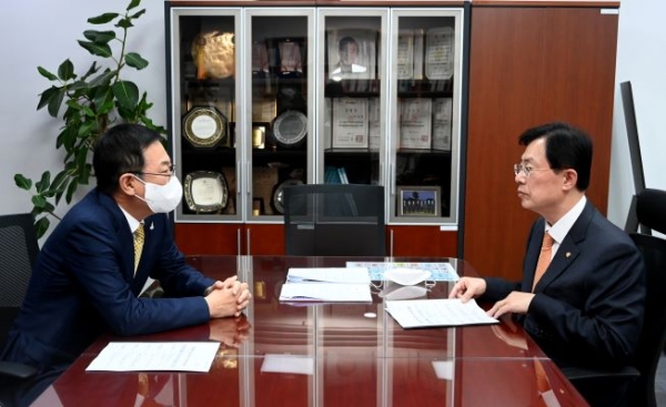 박남춘 인천광역시장(왼쪽)이 9일 2022년 국비확보를 위해 서울 여의도 국회를 방문해 예결위 간사인 이만희 의원(오른쪽)과 면담을 하고 있다.