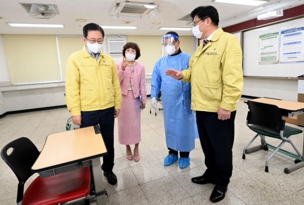 박남춘 인천광역시장이 15일 2022 대학수학능력시험을 앞두고 인천해송고등학교를 찾아 도성훈 인천시교육감과 시험장 방역 현황을 점검을 하고 있다.