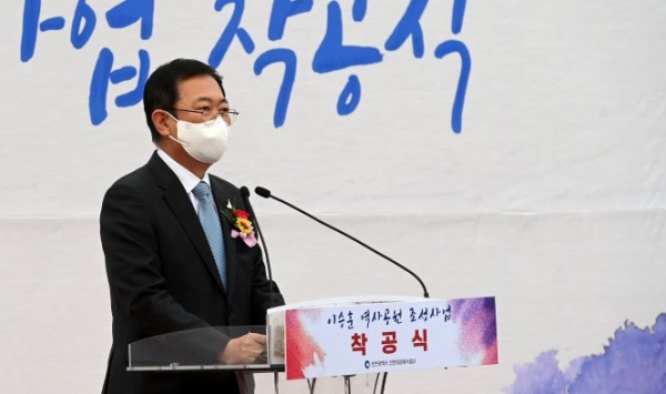 박남춘 인천광역시장이 17일 장수동에서 열린 이승훈역사공원 조성사업 착공식에서 축사를 하고 있다.