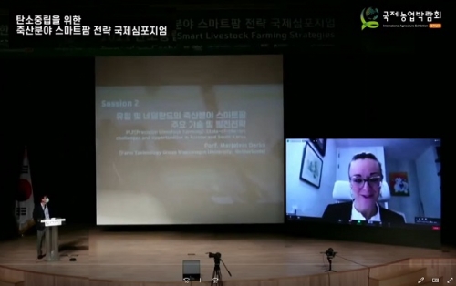(사진캡션) IKNC 미디어서비스팀이 지난달 28일 나주에서 열린 국제농업박람회 심포지엄 행사를 줌과 유튜브를 통해 생중계하고 있다. / 사진=IKNC
