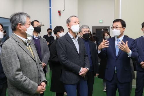 허창수 전경련 회장이 오알켐 연구소와 생산시설을 둘러보고 있다. 왼쪽부터 배상근 전경련 전무, 허창수 전경련 회장, 이재현 오알켐 대표(사진=전경련)