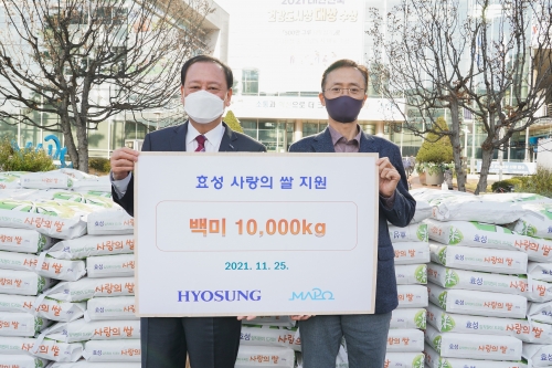 좌)유동균 마포구청장과 (우)효성 커뮤니케이션실 이정원 전무가 '사랑의 쌀' 전달식 후 기념 촬영을 하고 있다.