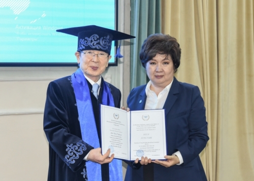 현정택 정석인하학원 이사장(왼쪽)이 지난 9일 키르기스스탄 외교아카데미 명예교수로 추대됐다.
