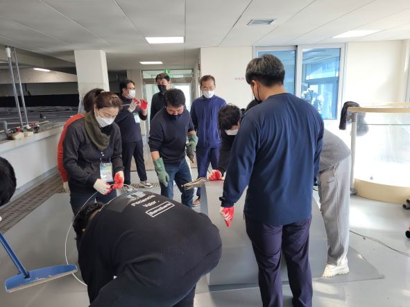 친환경 기술이전 심화과정 pp원형수조 제작 모습.(사진제공=한국어촌어항공단)