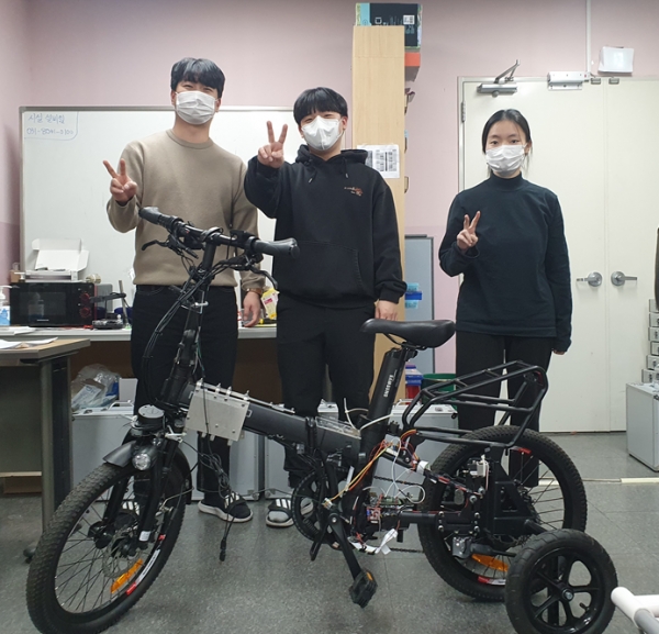 한국산업기술대 AES_LAB팀이 자율주행 자전거 작품을 시연하고 있다. (사진제공=한국산업기술대학교)