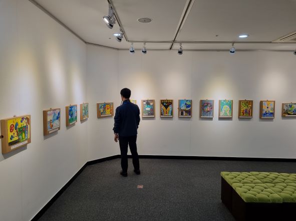 인천광역시교육청평생학습관 갤러리 다솜에 어린이 환경그림이 전시돼 있다.