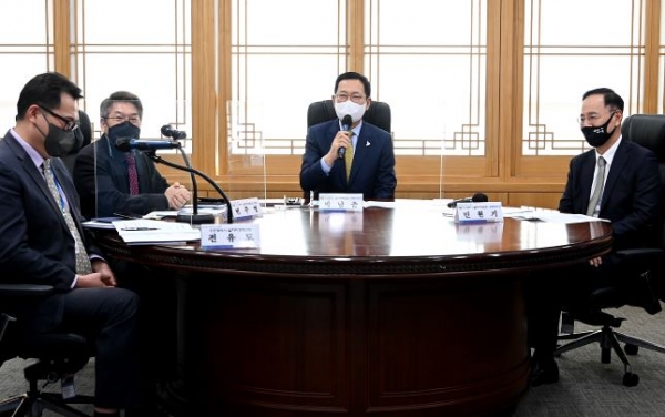 박남춘 인천광역시장이 21일 시청 접견실에서 온라인으로 진행된 '제2기 일자리위원회 정책공감 워크숍'에서 인사말을 하고 있다.