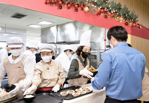 구지은 아워홈 부회장(가운데)이 전남 여수 해양경찰교육원을 찾아 일일 배식을 진행했다.