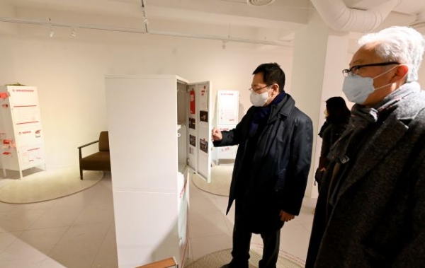 박남춘 인천광역시장이 23일 서울시 연남동 일대에서 모종린 연세대 교수, 청년들과 도시재생사업 및 로컬크리에이터 성공사례 현장을 둘러보고 있다.