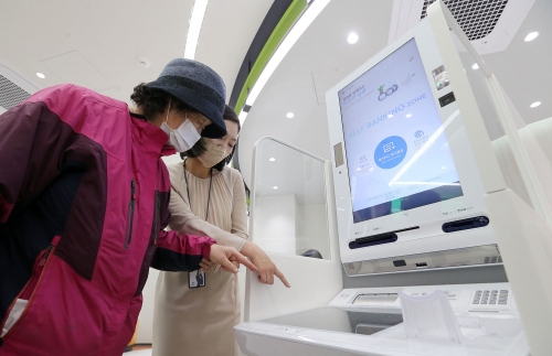 신한은행이 시니어 고객을 위해 '디지털 맞춤 영업점'을 신림동지점에 오픈했다.