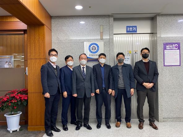 한국발명진흥회 고준호 상근부회장(왼쪽에서 세 번째)이 노사협의회 위원들과 현판 제막식에서 기념촬영을 하고 있다.