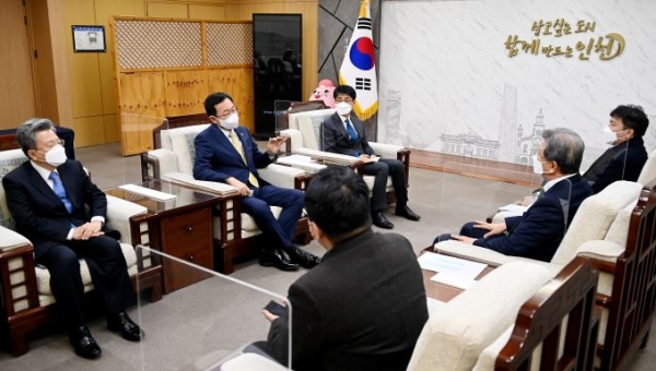 박남춘 인천광역시장이 28일 시청 접견실에서 국가과학기술연구회(NST) 김복철 이사장과 한국기초과학지원연구원(KBSI) 수도권통합센터 송도 유치와 관련해 협력방안을 논의하고 있다.