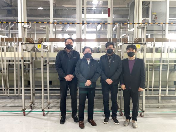 한국산업기술대학교 메카트로닉스공학과 김기현 교수(오른쪽 첫 번째)와 플라스탈 민지용 이사, 홍성호 대표, 이강모 부사장(왼쪽부터 순서대로)이 이종소재 방수접합 처리 생산라인 앞에 서 있다. (사진제공=한국산업기술대학교)