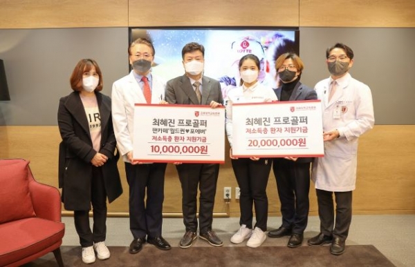최혜진 프로골퍼와 최 프로의 팬카페에서 고려대의료원에 자선기금을 전달했다. (좌측부터) 모친 공나영 씨, 김영훈 의무부총장, 팬카페 김지훈 회원, 최혜진 프로, 팬카페 허덕량 총무, 김신곤 기금사업본부장.