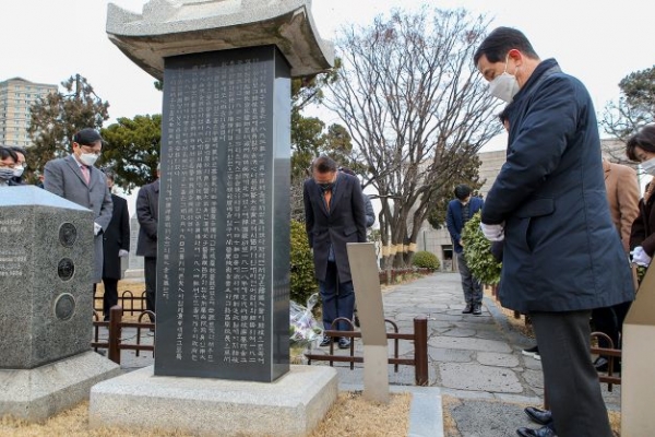 묘역 참배 모습.