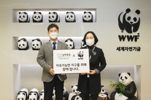이진석 상하목장 본부장(왼쪽)과 홍윤희 WWF 사무총장(사진=매일유업)