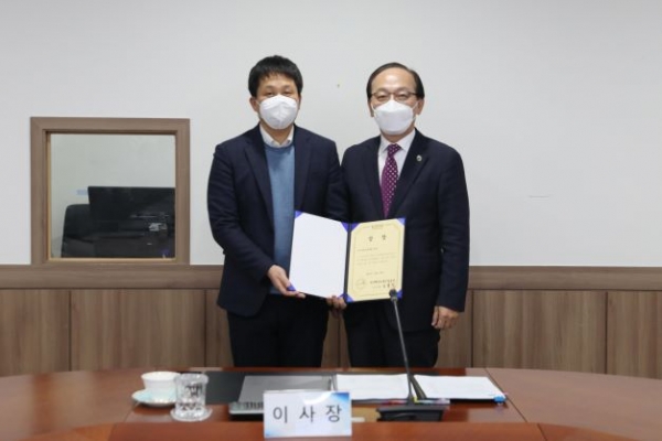 한국해양교통안전공단의 '2021 혁신 우수사례 경진대회'에서 대상을 수상한 검사기준실 김민호 과장(왼쪽)과 김경석 이사장이 기념촬영을 하고 있다.