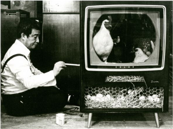 마크 패츠팰, 〈Chicken II 02〉에 사인하는 백남준, 1987, 종이에 흑백 프린트,19x25cm, 백남준아트센터 마크 패츠팰 아카이브 컬렉션.