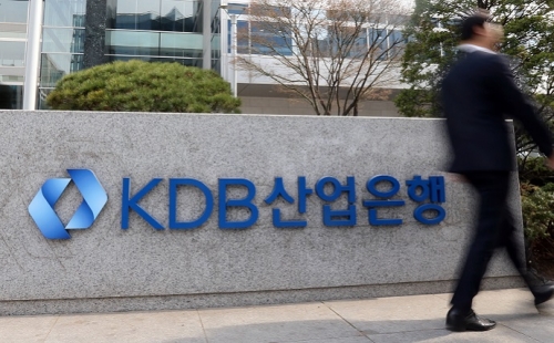산업은행이 15억달러 규모 글로벌본드를 역대 최저 가산금리로 발행하는 데 성공했다.