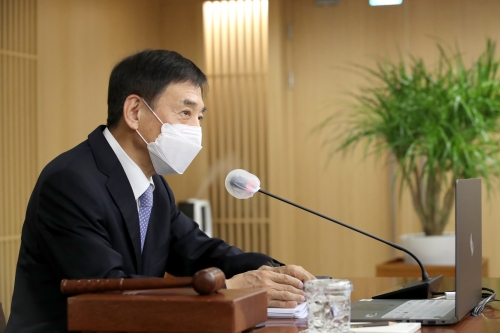 이주열 한국은행 총재가 14일 오전 서울 중구 한국은행에서 열린 금융통화위원회 본회의를 주재하고 있다.