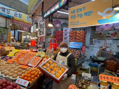 석바위 시장 상인이 설 세트 상품을 선보이고 있다. 사진=코나아이