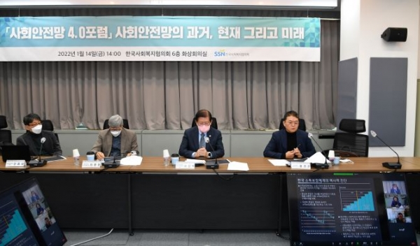 사회안전망 4.0 포럼에서 홍경준 교수(오른쪽)가 발제를 하고 있다.(사진제공=한국사회복지협의회)