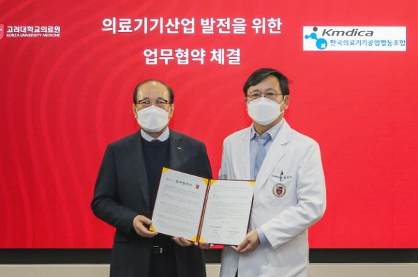 양 기관장이 협약서를 들고 기념 촬영을 하고 있다. (좌측부터) 이재화 이사장, 함병주 단장