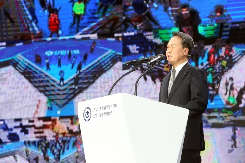 진옥동 신한은행장이 2021년 종합업적평가대회에서 대회사를 하고 있다. 사진=신한은행