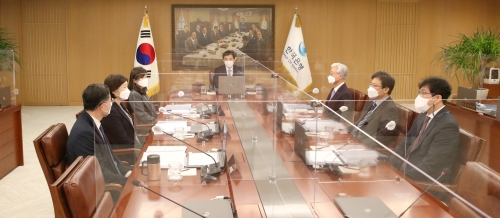 이주열 한국은행 총재가 지난달 14일 서울 중구 한국은행에서 열린 금융통화위원회 본회의에서 회의를 주재하고 있다.