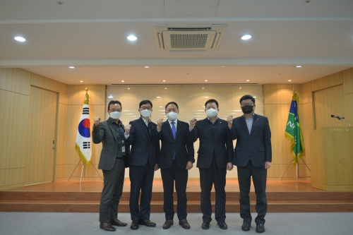 7일 NH농협캐피탈 박태선 대표이사(왼쪽에서 세 번째)와 은길수 부사장(왼쪽에서 두 번째) 및 조두식 부사장(왼쪽에서 네 번째)이 비대면 영상 취임사를 진행했다.