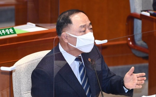 8일 서울 여의도 국회에서 열린 예산결산특별위원회에서 발언하는 홍남기 경제부총리 겸 기획재정부 장관