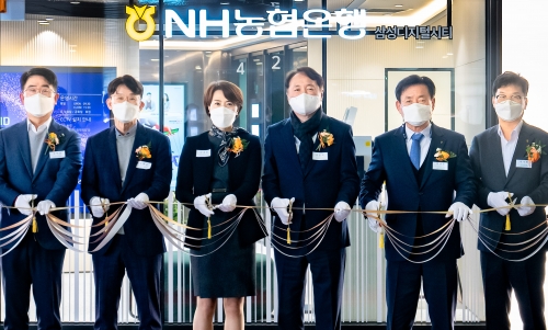 8일 열린 NH농협은행 '삼성디지털시티지점' 개점식에서 권준학 NH농협은행장(오른쪽 3번째), 삼성전자 강봉구 부사장(왼쪽 2번째) 등 내외빈이 테이프커팅을 하고 있다.